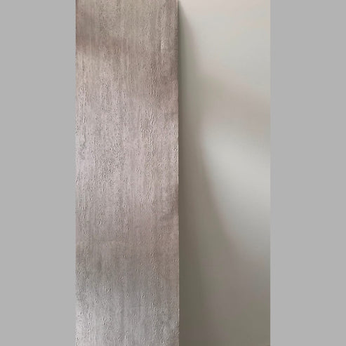 Rollo adhesivo instalado en pared