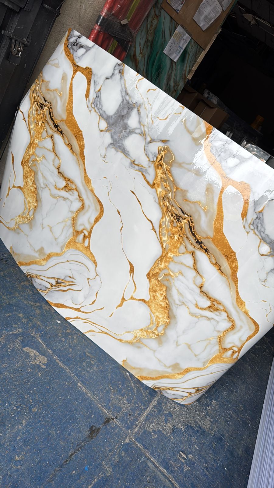 Rollo de mármol adhesivo Tormenta Dorada UVS-2