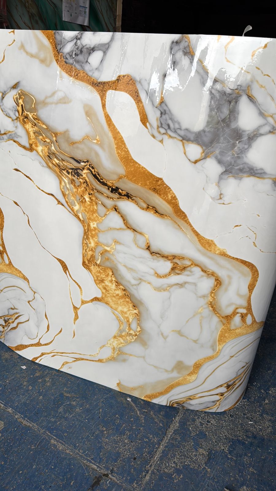 Rollo de mármol adhesivo Tormenta Dorada UVS-2