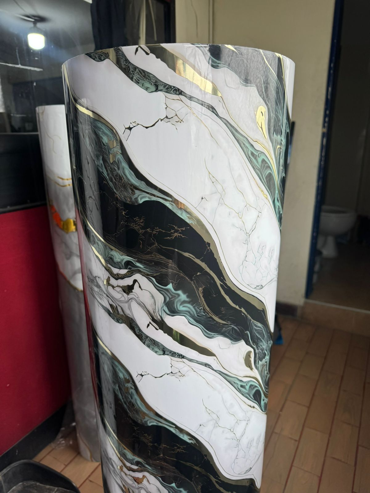 Rollo de mármol adhesivo Rio Dorado W001