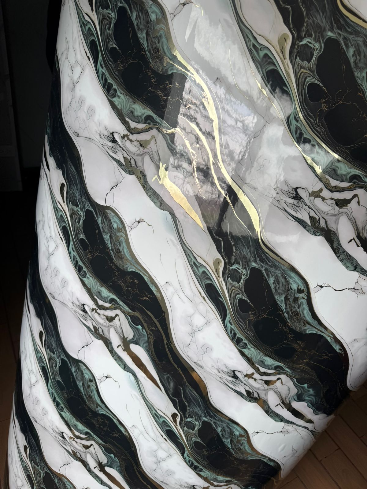 Rollo de mármol adhesivo Rio Dorado W001